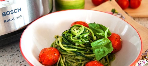 Паста из цукини с черри и облегченным соусом песто