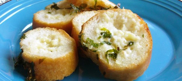 Горячий багет с яблоком