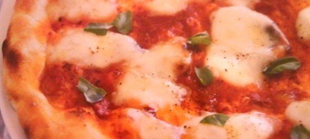 Пицца «Маргарита» на хрустящем тесте