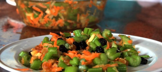 Салат из сельдерея с морковью и яблоками