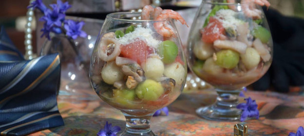 Салат с морским коктейлем