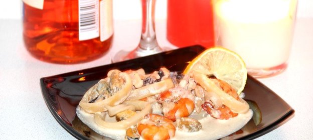 Морской коктейль под сливочным соусом