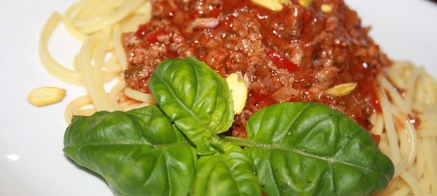 Паста с мясным соусом со сладким перцем и фисташками