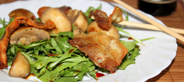 Теплый салат с беконом и грибами