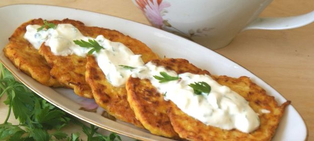 Оладьи из кабачка и моркови с чесночным соусом