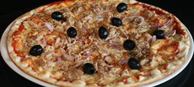 Пицца с тунцом и сыром моцарелла