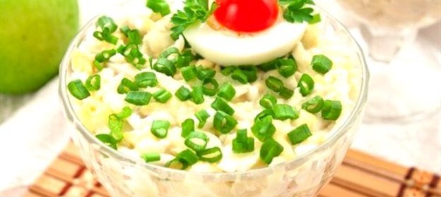 Салат с кальмарами, яблоками и сыром