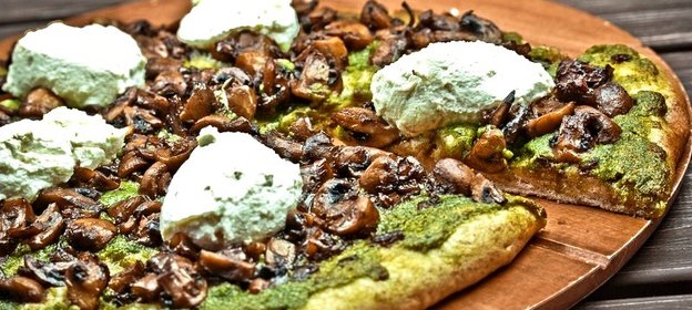 Цельнозерновая пицца с шампиньонами и рикоттой
