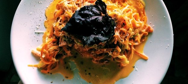 Паста а ля карбонара из цукини и моркови