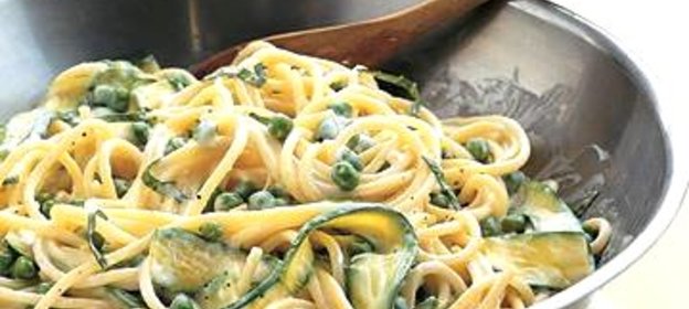 Спагетти с горошком и цуккини
