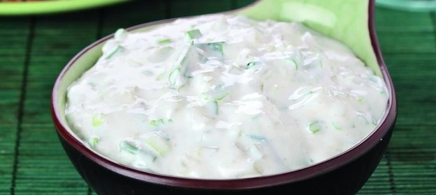 Сметанный соус с огурцами и хреном