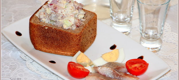 Картофельный салат с сельдью в ржаном хлебе