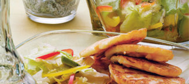 Кукурузные оладьи с салатом