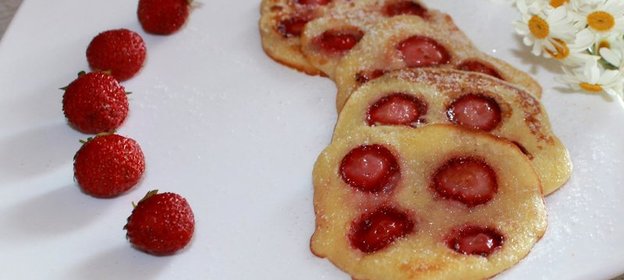 Оладьи с клубникой
