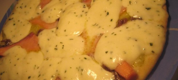 Пицца с копчёными анчоусами, форелью и луковым пюре