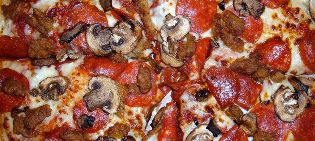 Пицца в домашних условиях с колбасой и грибами