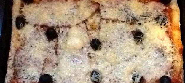 Пицца на тонком тесте с оливками