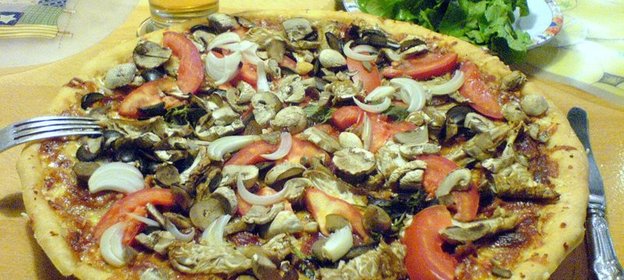 Pizza tre formaggi e due pancetta (Пицца с тремя сырами и двумя беконами)