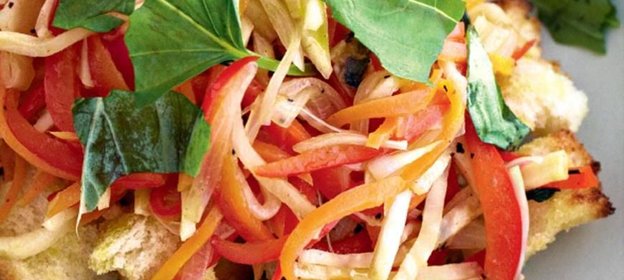 Овощной салат с хлебом и заправкой из анчоусов