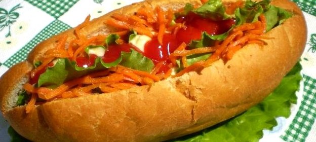 Хот-дог с листьями салата