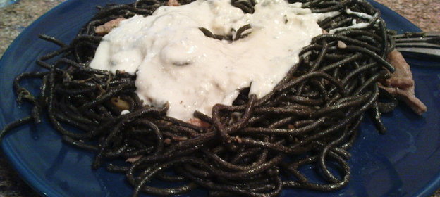 черная паста с белым соусом