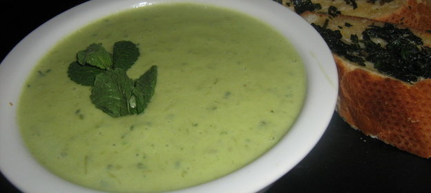 Суп из авокадо с мятой и мятными хлебцами