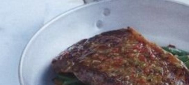 Говяжьи стейки с ароматным сливочным маслом и стручковой фасолью