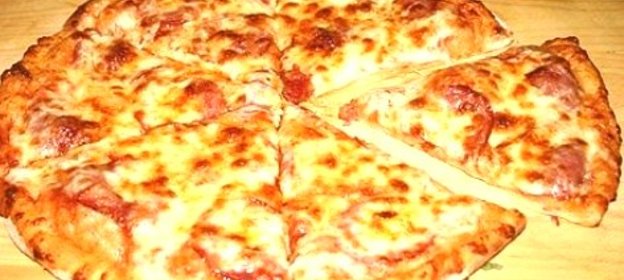 Тонкая итальянская пицца с салями