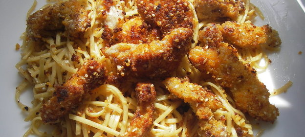 Хрустящая лапша с курицей и кунжутом