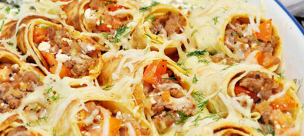 Блинная запеканка с мясным фаршем и творогом