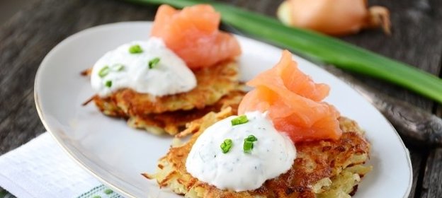 Картофельные оладьи с лососем