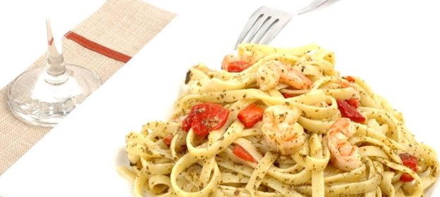 Паста с креветками и томатами