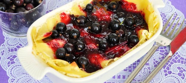 Десертная лазанья с творогом и черной смородиной
