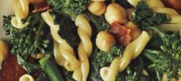 Макароны с брокколи, беконом и нутом