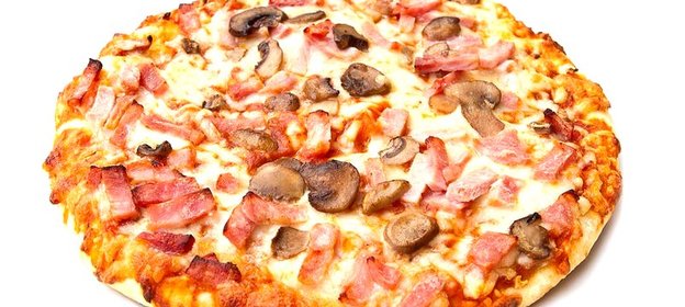 Пицца с грибами, колбасой и сыром