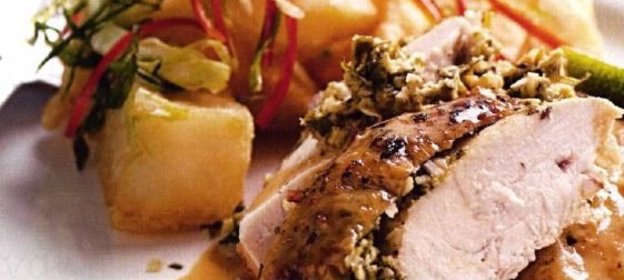 Курица запеченная с кокосом, чили и лаймом под кокосовым соусом