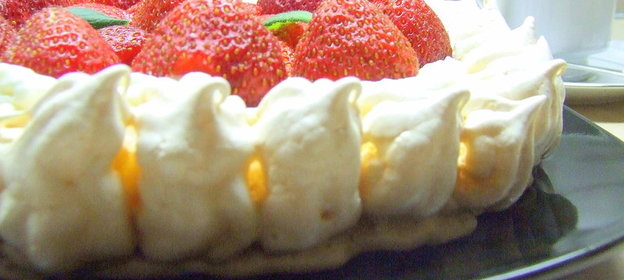 Торт-безе со взбитыми сливками и клубникой. Бонус: солёное безе и вариант подачи. Дуэль