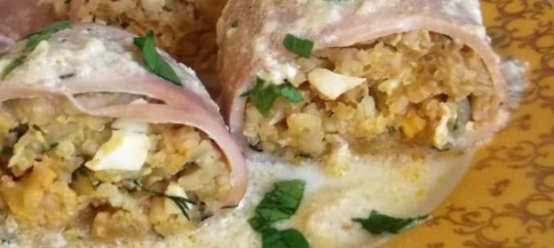 Морской карась жареный, фаршированный луком и яйцом