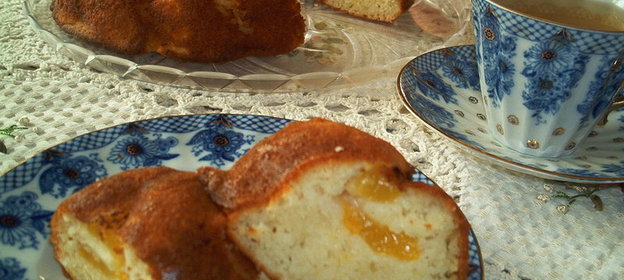 Кекс с персиками