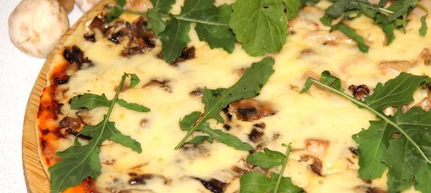 Пицца с грибами и руколой