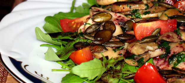 Салат из шампиньонов с тыквенными семечками