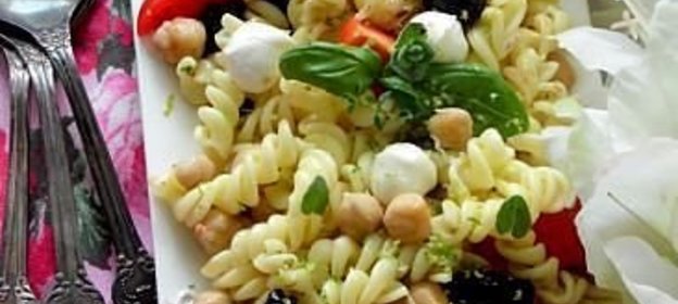 ​Песто паста FUSILLI салат с моцареллой и нутом