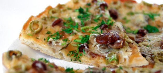 Пицца с опятами и колбасой