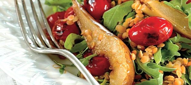 Теплый салат из чечевицы с грушей и печеными томатами