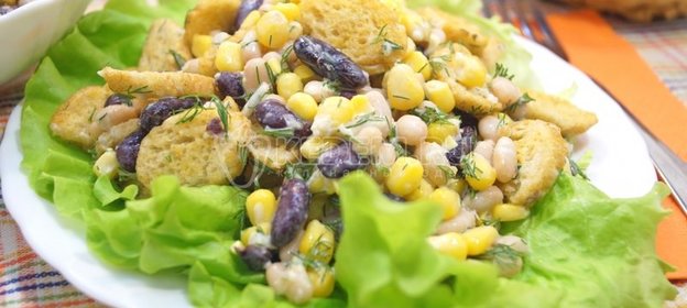 Салат с фасолью и сухариками