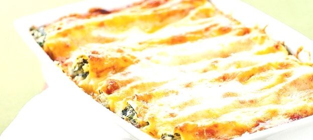 Паста каннеллони с овощами с сыром и соусом бешамель