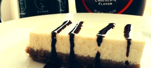 Легкий чизкейк с шоколадным соусом