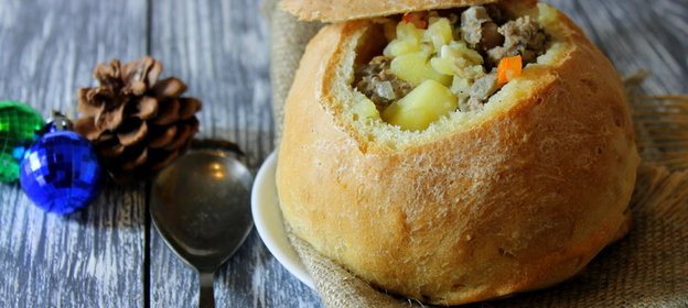 Суп с фрикадельками в хлебном горшочке