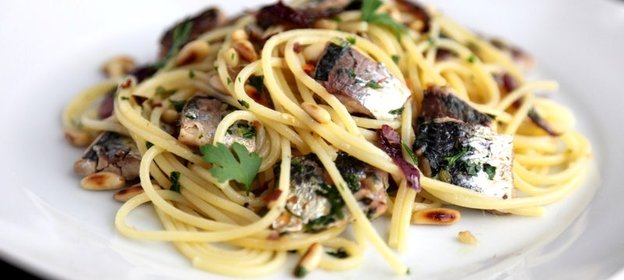 Спагетти с сардинами и кедровыми орехами