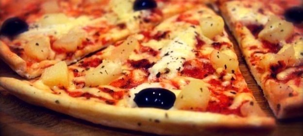 Пицца с копченой курицей и ананасами